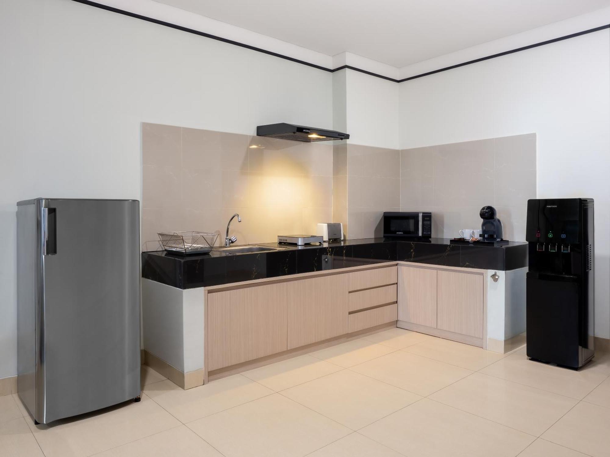 The Reiz Suites, Artotel Curated Medan Exterior foto